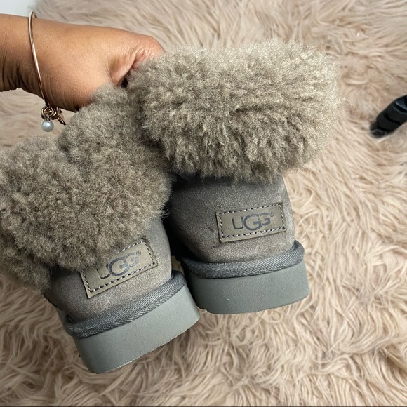 Short Bailey Grey Uggs - Picture 2 of 5